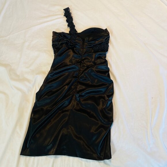 Elegant Black One-Shoulder Satin Dress With Beaded Floral Strap Detail Ruched Bo - Picture 6 of 14